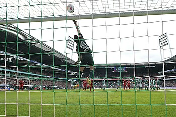 Michael Zetterer wehrt einen Ball ab.