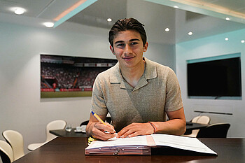 Ethan Kohler bei der Vertragsunterschrift