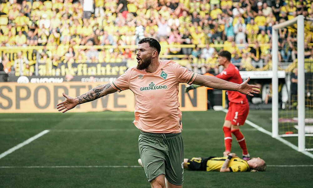 null Oliver Burke bejubelt seinen Treffer.