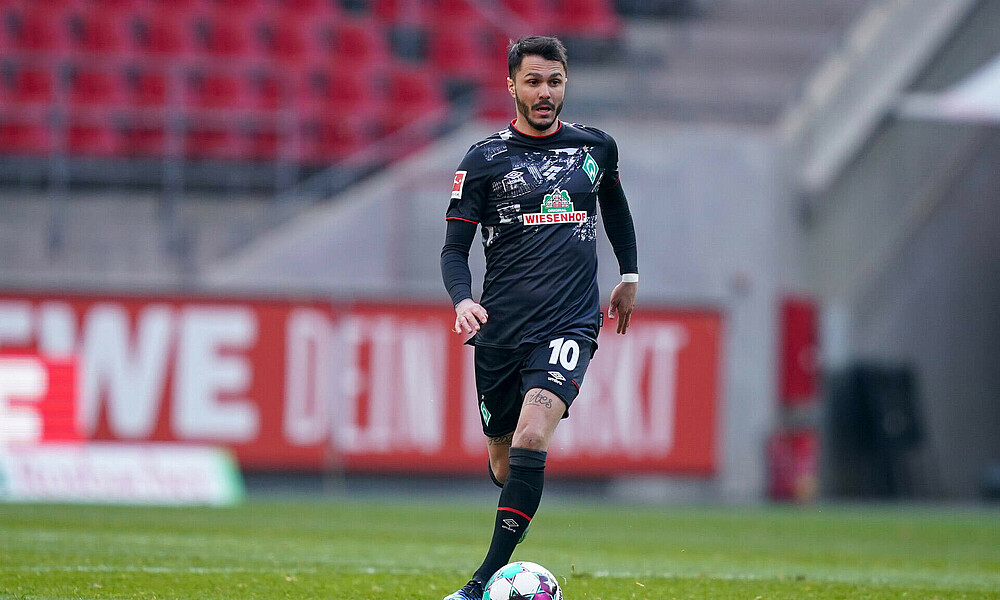 Leonardo Bittencourt im Auswärtsspiel des SV Werder Bremen beim 1. FC Köln mit dem Ball am Fuß.