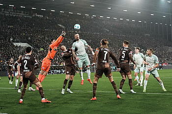 Vasilj kommt raus gegen Friedl. 