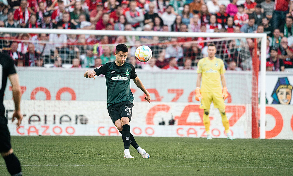 Ilie Gruev spielt einen Pass.