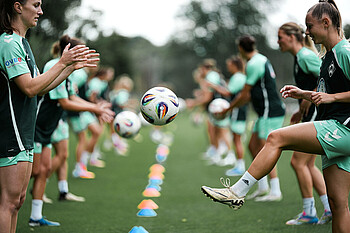 Die Werder-Frauen bei einer Übung zum Aufwärmen.