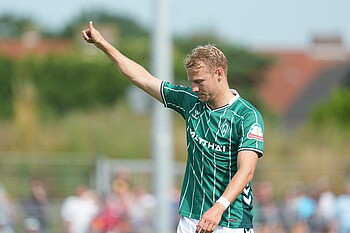 Marco Grüll zeigt einen Daumen. 