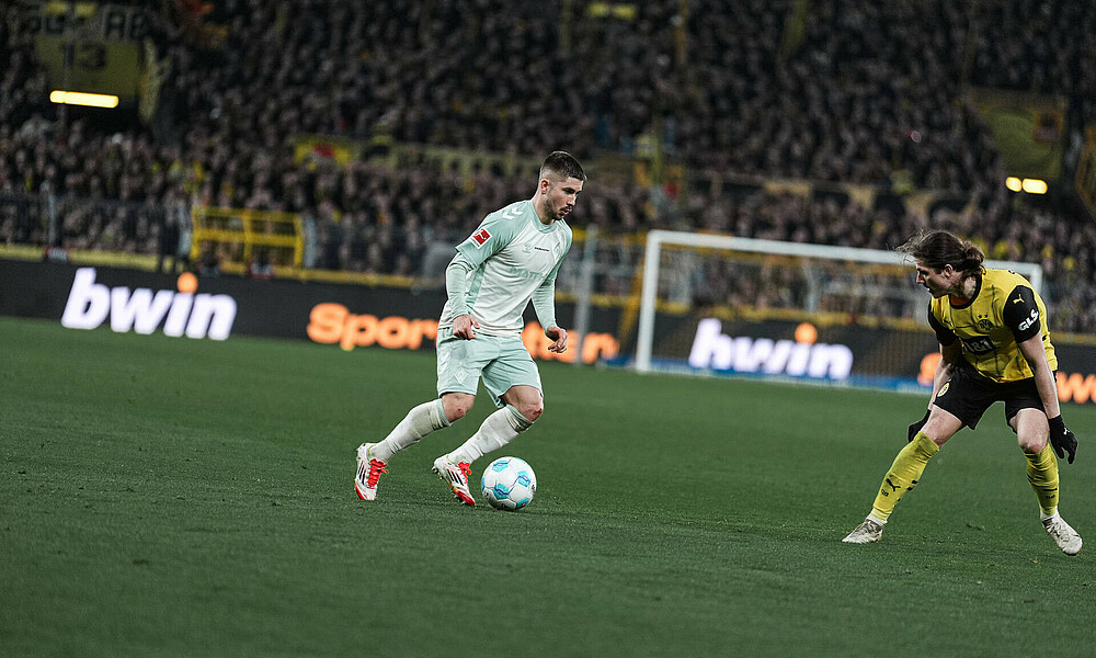 Schmid mit Ball am Fuß. 