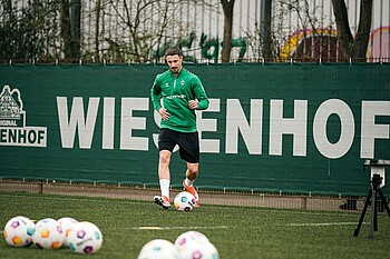 Marco Friedl spielt einen Ball. 