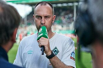 Ole Werner am DFB-Pokal-Mikrofon.