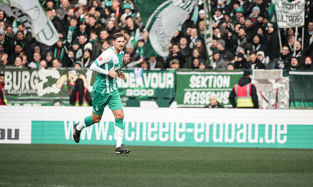 null Niklas Stark läuft beim Spiel gegen Wolfsburg.