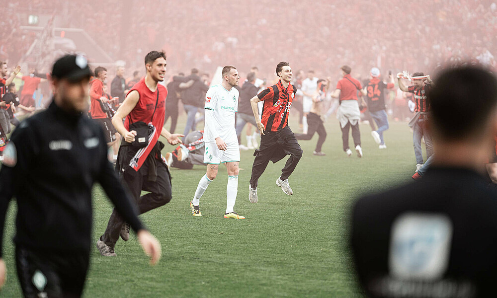 Marvin Ducksch geht nach Abpfiff gegen Leverkusen über den Platz. 