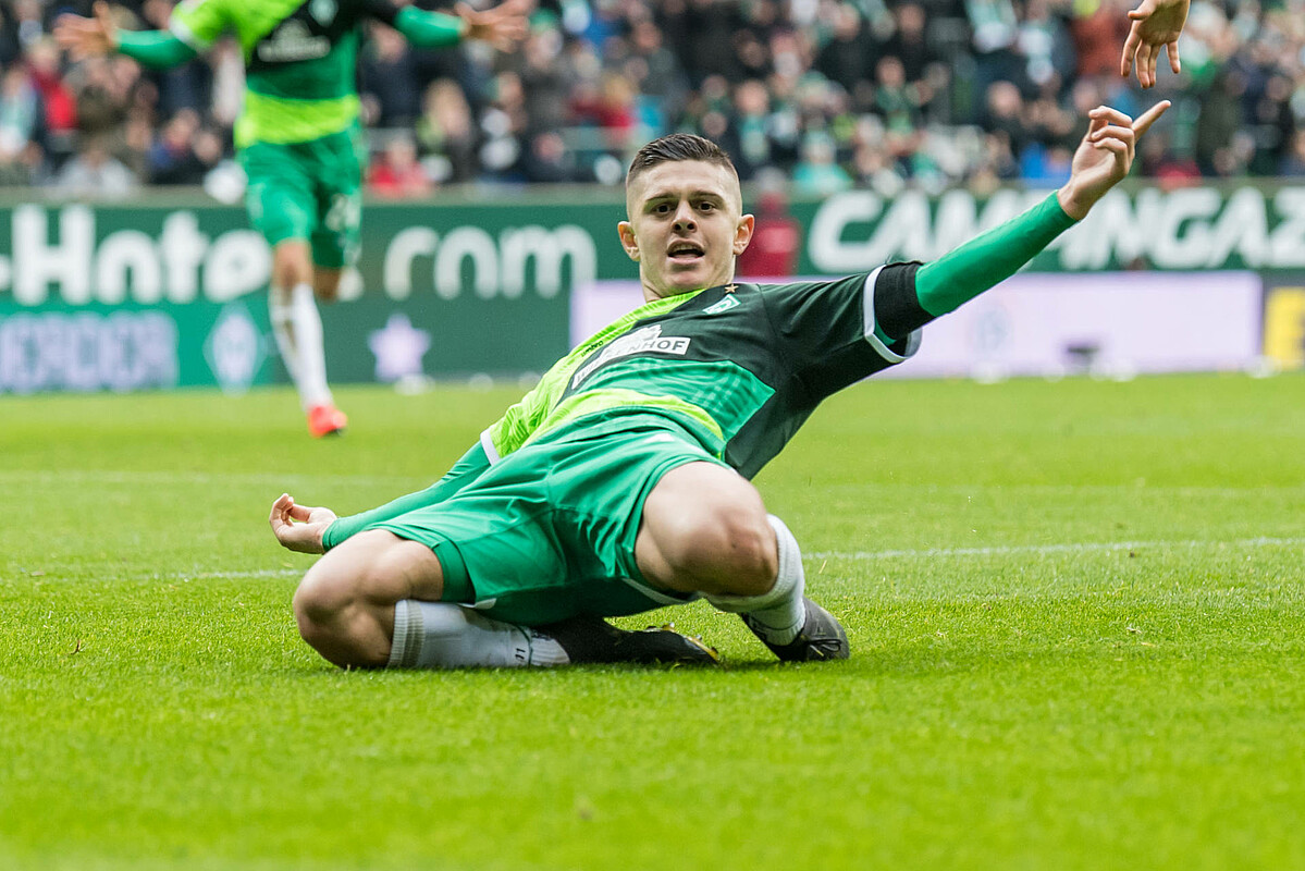 Milot Rashica jubelt über ein Tor indem er auf den Knien rutscht.