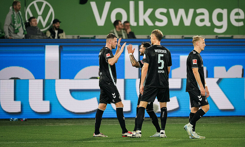 Ducksch klatscht mit Bittencourt ab. 