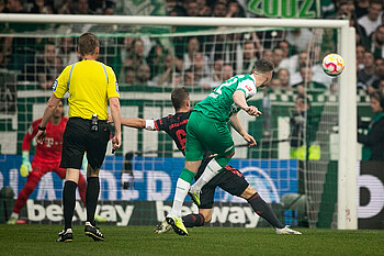 Niklas Schmidt schließt ab, man sieht ihn von hinten. Das Tor ist dahinter im Hintergrund.