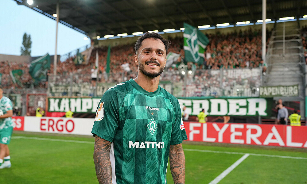 Leonardo Bittencourt vor der Gästekurve. 