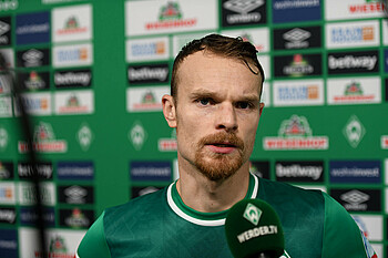 null Christian Groß vor dem WERDER.TV Mikro.