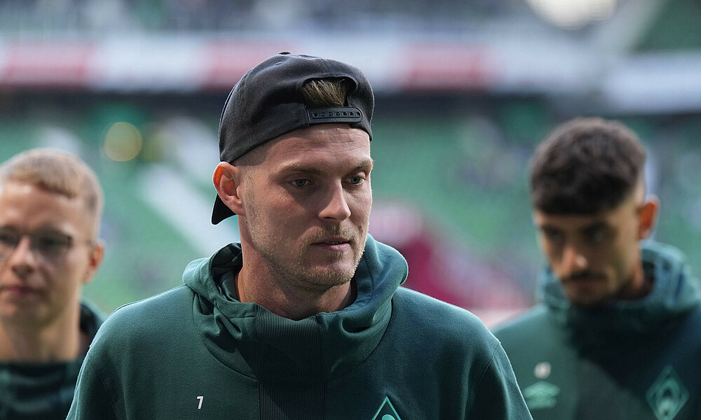 null Marvin Ducksch vor einem Spiel in Werder-Hoodie