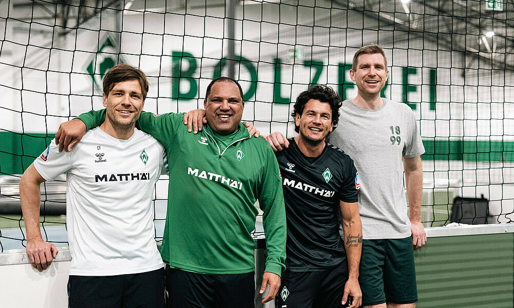 null Clemens Fritz, Ailton, Nelson Valdez und Per Mertesacker stehen vor einer Bande.