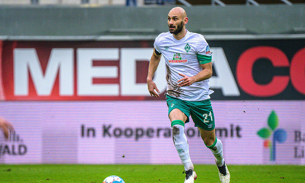 Werder-Spieler Ömer Toprak im Auswärtstrikot mit dem Ball am Fuß.