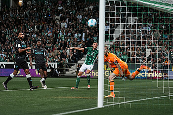 Marvin Ducksch köpft den Ball ins Netz. 