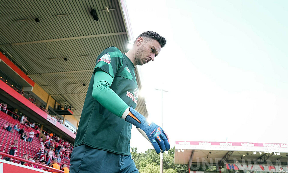 null Jiri Pavlenka auf dem Weg zum AUfwärmen.