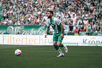 null Anthony Jung mit Ball am Fuß.