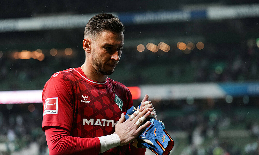 Jiri Pavlenka mit seinen Handschuhen in der Hand. 