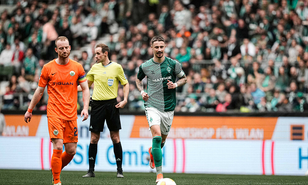 Marco Friedl rennt über den Platz. 