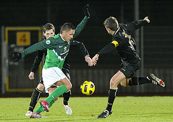 null Pascal Testroet kämpft mit seinen Gegenspielern um den Ball.