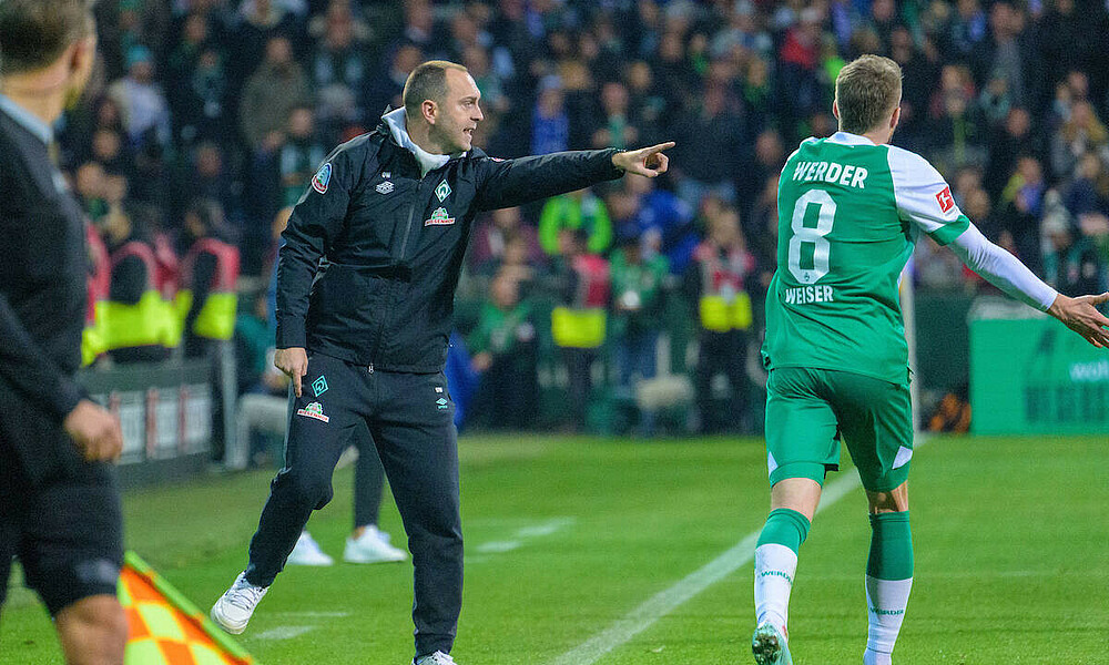 null Ole Werner steht am Seitenrand und gibt Anweisungen.