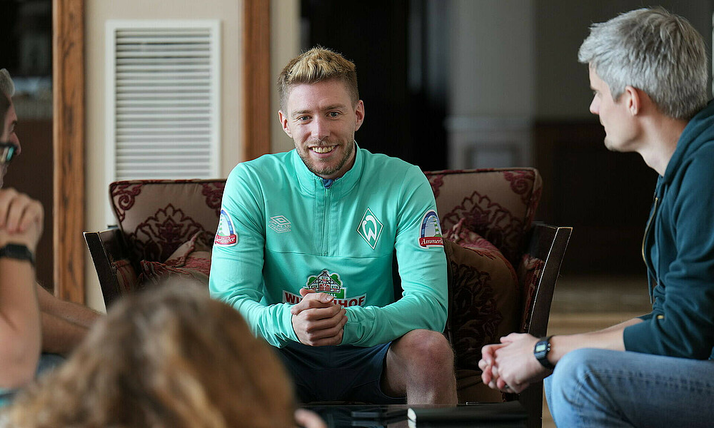 Mitchell Weiser sitzt in einem Sessel für ein Interviw. 