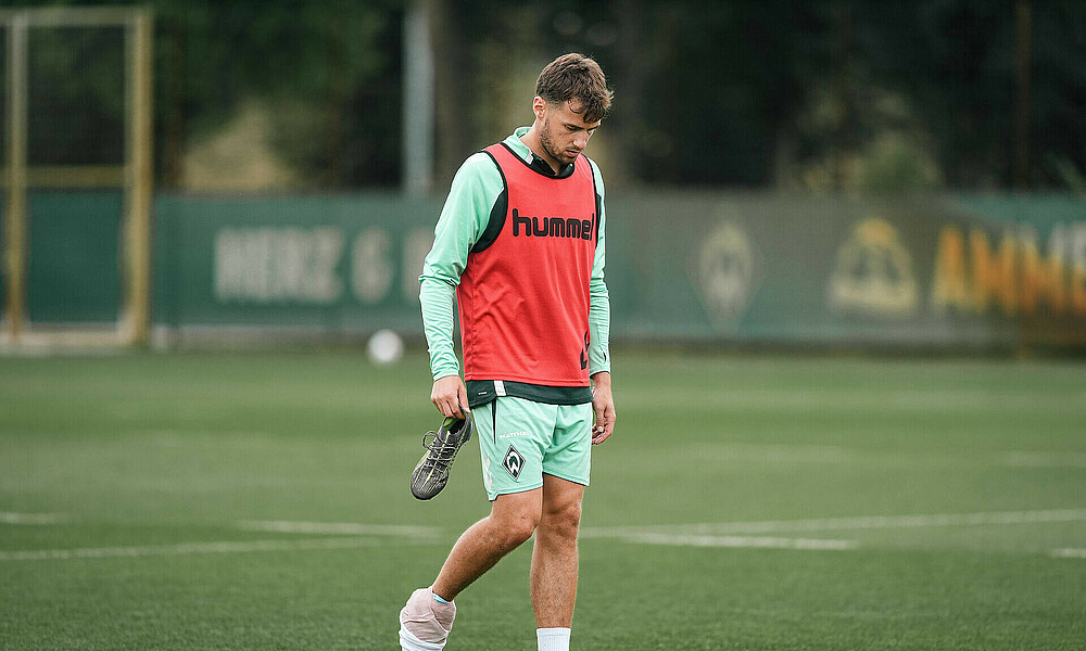 Olivier Deman geht mit einem bandagierten Fuß über den Platz.