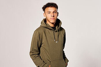null Lee Buchanan im Hoodie mit Werderlogo.