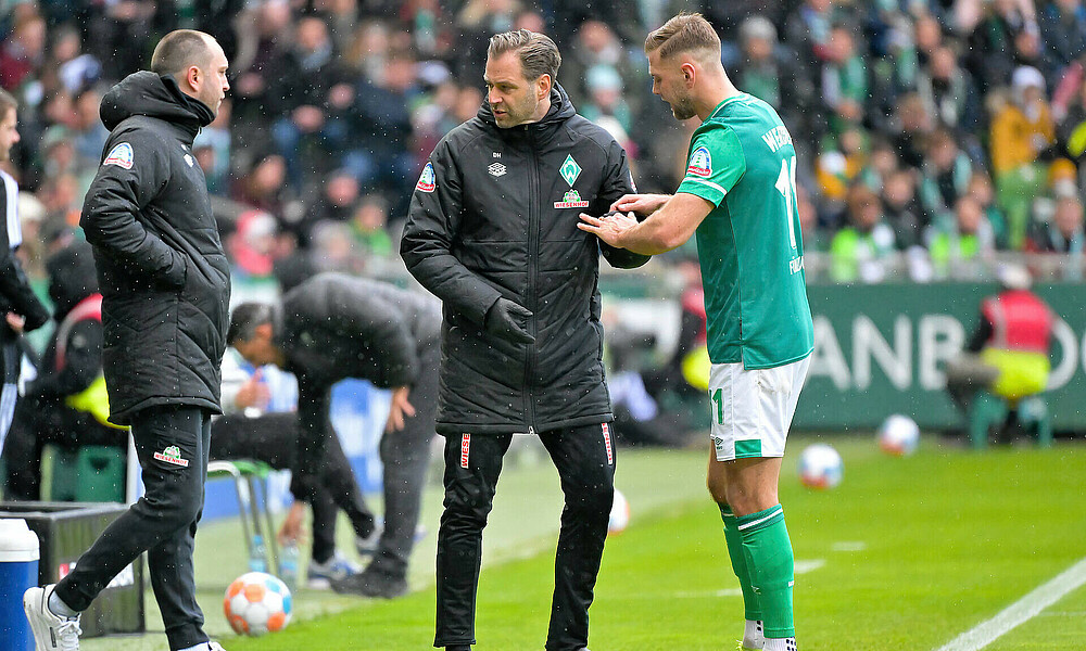 null Daniel Hellermann behandelt Niclas Füllkrug an der Hand.