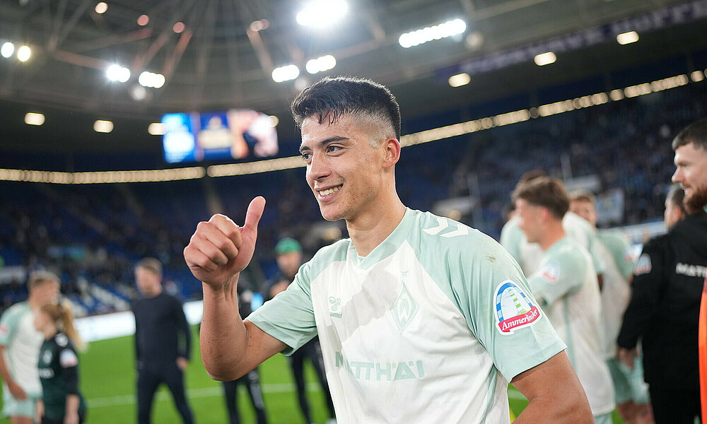 Julian Malatini hebt den Daumen nach dem 4:3-Auswärtssieg bei TSG Hoffenheim
