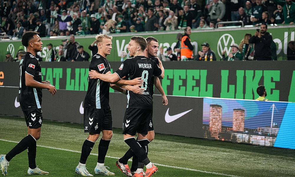 Marvin Ducksch und Mitchell Weiser jubeln am Seitenrand. 
