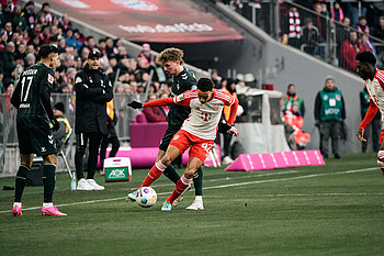 Jamal Musiala mit Ball am Fuß im Zweikampf mit Nick Woltemade. 