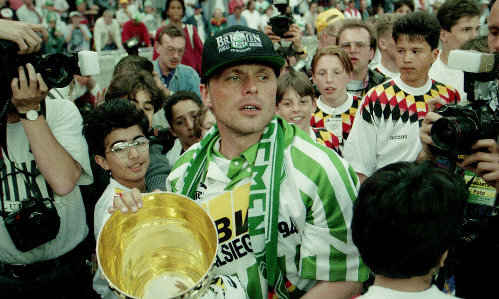 Uli Borowka mit DFB-Pokal