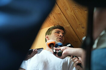 Clemens Fritz mit Mikrofonen in der Hand. 
