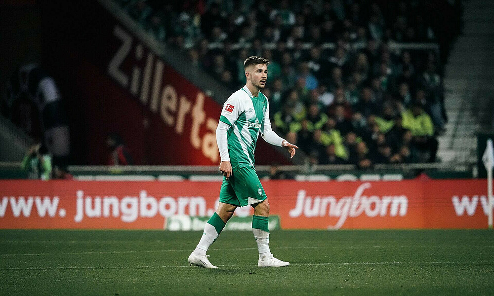 Romano Schmid rennt über den Platz. 