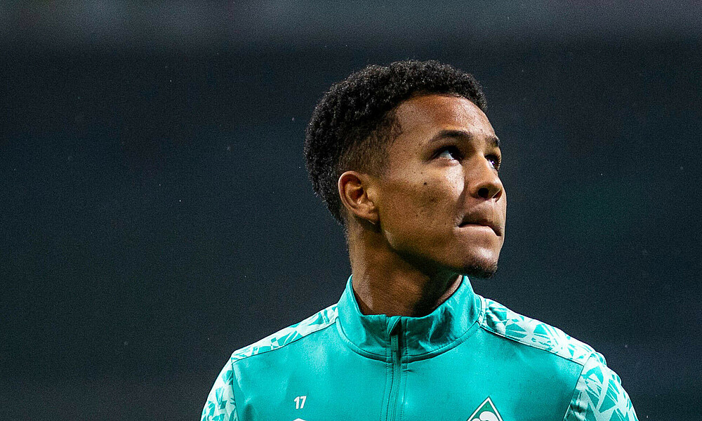 Felix Agu schaut während des Aufwärmens vor einem Heimspiel des SV Werder Bremen nach oben.