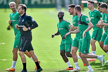 null Keïta und Veljkovic joggen über den Trainingsplatz.
