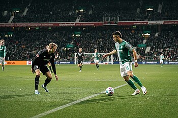 Borré mit Ball am Fuß. 