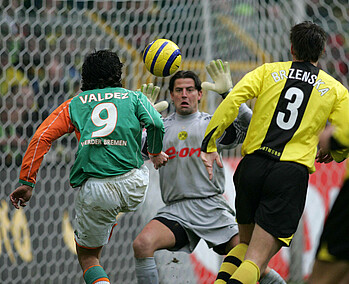 null Nelson Valdez im Werdertrikot und Brezenska im BVB Trikot sind von hinten zu sehen, laufen auf das Tor von Roman Weidenfeller zu.