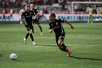 Felix Agu mit Blick auf den Ball. 