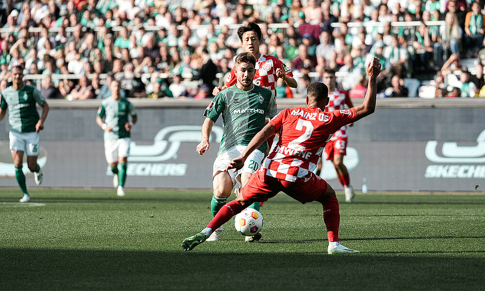 Romano Schmid am Ball, im Vordergrund Mainz-Spieler Mwene.