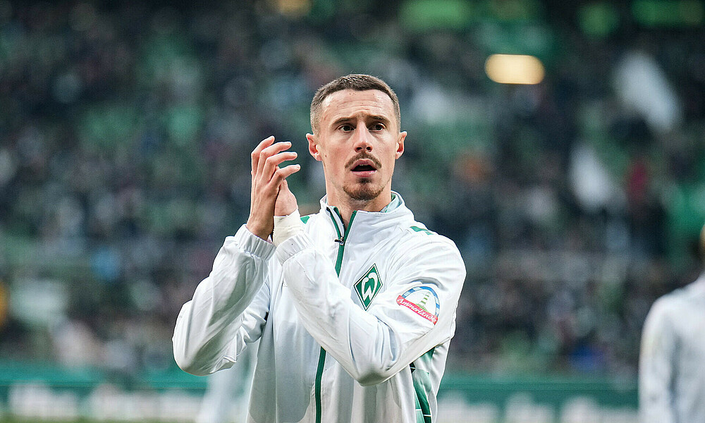 Marco Friedl klatscht in die Hände. 