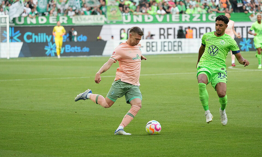 null Mitchell Weiser flankt in den generischen Strafraum