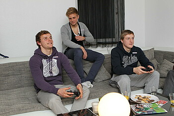 null Lennart Thy spielt ein Videospiel mit Felix Kroos.