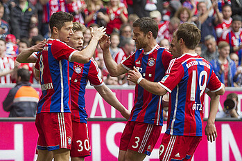 null Mitchell Weiser in einer Jubeltraube der Bayern.