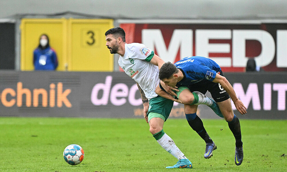 Anthony Jung im Zweikampf mit einem Paderborner Spieler.