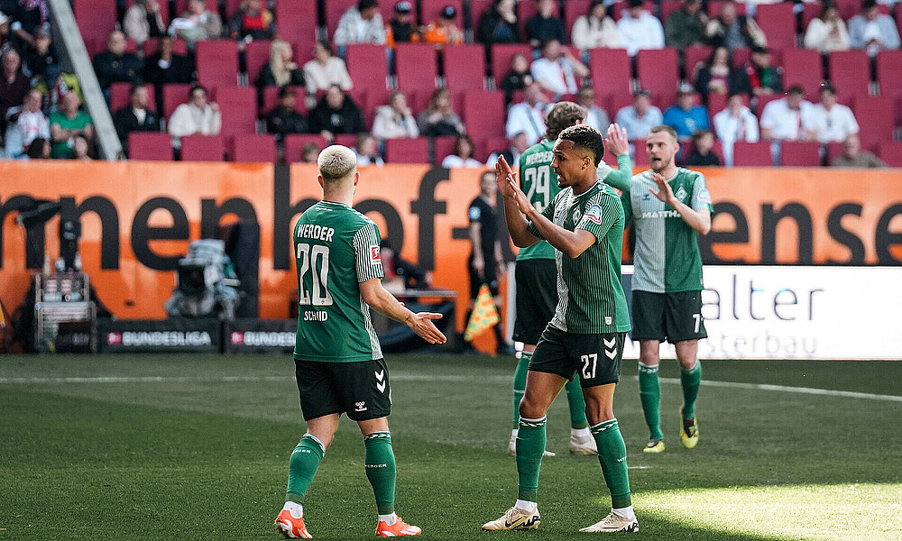 Felix Agu klatscht mit Romano Schmid ab. 